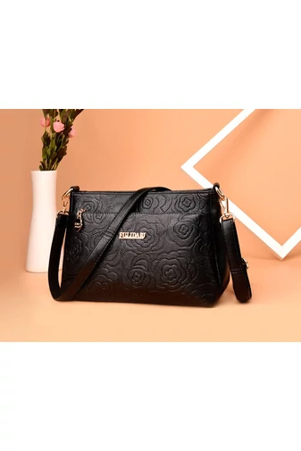 Fekete crossbody táska műbőr mintával, közepes méretű (19*29*13cm)