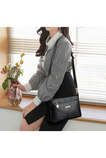 Fekete crossbody táska műbőr mintával, közepes méretű (19*29*13cm)