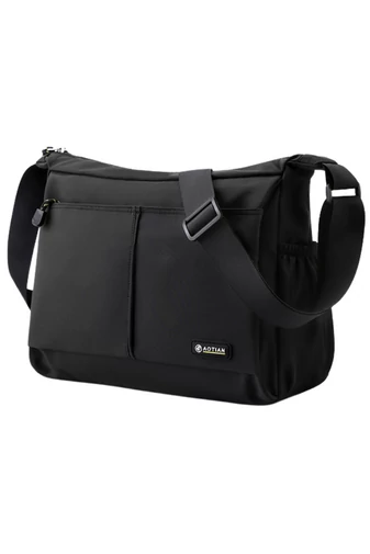 Férfi crossbody táska fekete vízálló anyagból méret (25*33*13cm)