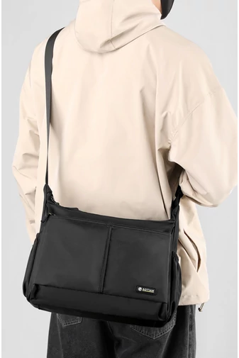 Férfi crossbody táska fekete vízálló anyagból méret (25*33*13cm)