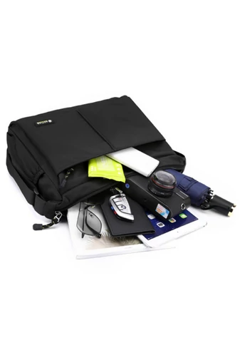 Férfi crossbody táska fekete vízálló anyagból méret (25*33*13cm)