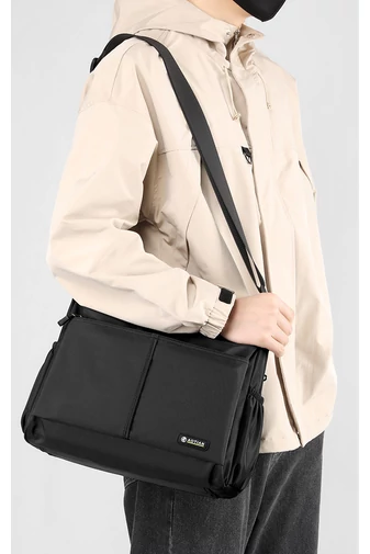 Férfi crossbody táska fekete vízálló anyagból méret (25*33*13cm)
