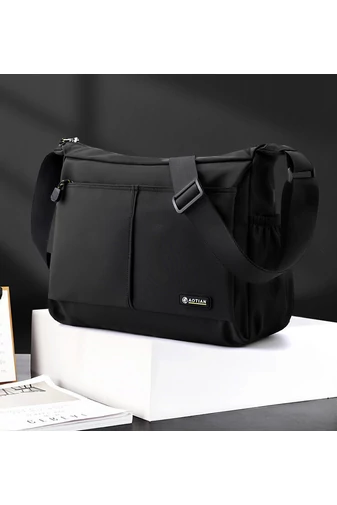 Férfi crossbody táska fekete vízálló anyagból méret (25*33*13cm)