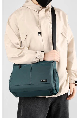  Férfi crossbody táska zöld vízálló anyagból méret (25*33*13cm)